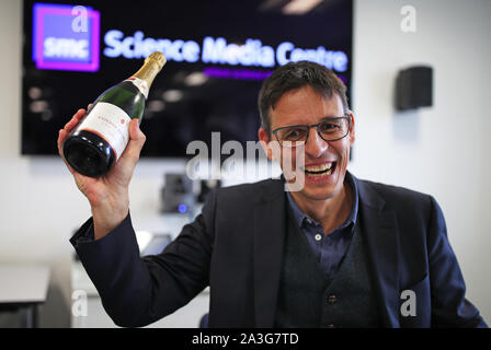 Professor Didier Queloz von der Universität Cambridge auf einer Pressekonferenz in London, nach, zusammen mit Michel Mayor, er gewann 2019 gemeinsam den Nobelpreis für Physik "für die Entdeckung eines Exoplaneten umkreisen einen solar-Typ star'. Stockfoto