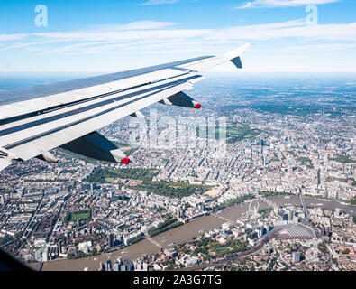 Blick aus dem Flugzeug Fenster über die Themse & Westminster: London Eye, St James Park, Regent's Park & Waterloo Station in London, England, Großbritannien Stockfoto