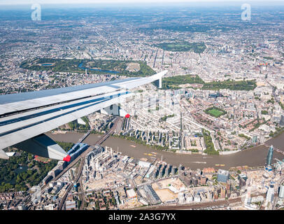 Flugzeug Fenster ovview der Themse: Hyde Park, Green Park, den St. James Park, Regent's Park & Battersea Power Station, London, England, Großbritannien Stockfoto