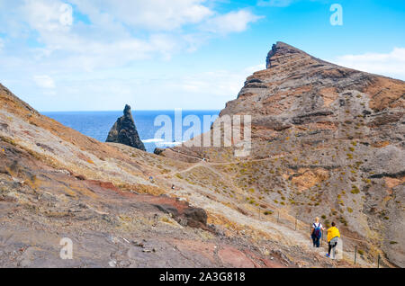 Menschen zu Fuß auf einem Wanderweg in Ponta de Sao Lourenco, Madeira, Portugal. Halbinsel, östlichsten Punkt der portugiesischen Insel. Vulkanische Landschaft. Hügeliges Gelände. Wanderer auf dem Weg. Stockfoto