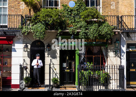 England, London, Marylebone, Außenansicht des Sherlock Holmes Museum in der Baker Street 221 b Stockfoto