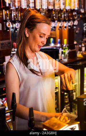 England, London, Southwark, Bermondsey, Bardame In der Anker Tippen Sam Smiths Pub Stockfoto