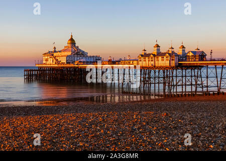 England, East Sussex, Eastbourne, am frühen Morgen Licht auf Eastbourne Pier und Eastbourne Strand Stockfoto