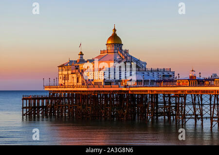 England, East Sussex, Eastbourne, am frühen Morgen Licht auf Eastbourne Pier Stockfoto