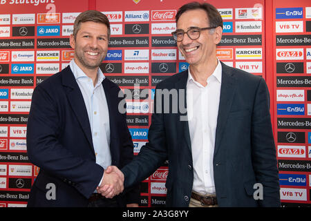 Stuttgart, Deutschland. 08 Okt, 2019. Thomas Hitzlsperger (l), neuer CEO des VfB Stuttgart, schüttelt Hände mit Bernd Gaiser, Vorsitzender des Aufsichtsrats der VfB, während einer Pressekonferenz. Credit: Sebastian Gollnow/dpa/Alamy leben Nachrichten Stockfoto