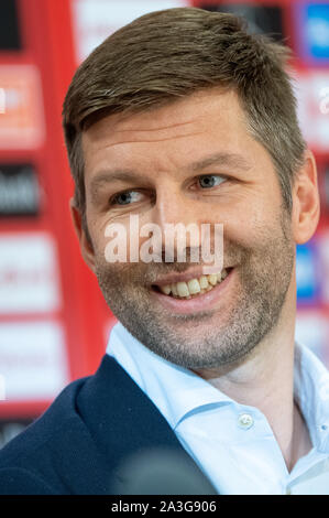 Stuttgart, Deutschland. 08 Okt, 2019. Thomas Hitzlsperger, neuer CEO des VfB Stuttgart, spricht bei einer Pressekonferenz. Credit: Sebastian Gollnow/dpa/Alamy leben Nachrichten Stockfoto