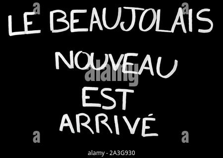 Text neue Beaujolais Wein ist auf einer Schiefertafel in französischer Sprache angekommen Stockfoto