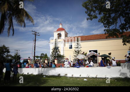 Kubaner nehmen an der Prozession der Virgen de Regla, in Regla, Havanna, Kuba zu ehren. Stockfoto