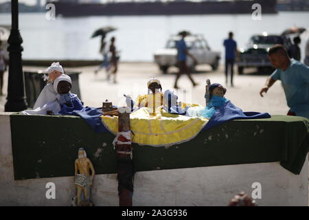 Kubaner nehmen an der Prozession der Virgen de Regla, in Regla, Havanna, Kuba zu ehren. Stockfoto