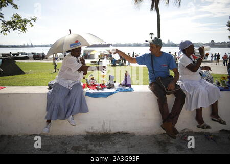 Kubaner nehmen an der Prozession der Virgen de Regla, in Regla, Havanna, Kuba zu ehren. Stockfoto