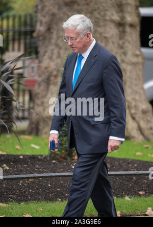 Downing Street, London, UK. 8. Oktober 2019. Sir Michael Fallon, ex-Verteidigungsminister, kommen im Downing Street nach der wöchentlichen Kabinettssitzung. Credit: Malcolm Park/Alamy Leben Nachrichten. Stockfoto