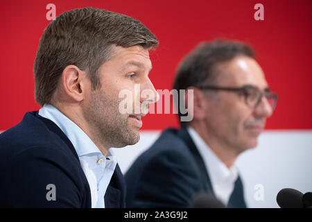 Stuttgart, Deutschland. 08 Okt, 2019. Thomas Hitzlsperger (l), der neue CEO von VfB Stuttgart, spricht bei einer Pressekonferenz. Bernd Gaiser, Vorsitzender des Aufsichtsrats der VfB, sitzt neben ihm. Credit: Sebastian Gollnow/dpa/Alamy leben Nachrichten Stockfoto