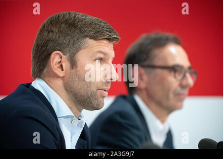 Stuttgart, Deutschland. 08 Okt, 2019. Thomas Hitzlsperger (l), der neue CEO von VfB Stuttgart, spricht bei einer Pressekonferenz. Bernd Gaiser, Vorsitzender des Aufsichtsrats der VfB, sitzt neben ihm. Credit: Sebastian Gollnow/dpa/Alamy leben Nachrichten Stockfoto