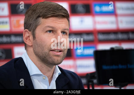 Stuttgart, Deutschland. 08 Okt, 2019. Thomas Hitzlsperger, neuer CEO des VfB Stuttgart, spricht bei einer Pressekonferenz. Credit: Sebastian Gollnow/dpa/Alamy leben Nachrichten Stockfoto