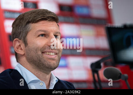 Stuttgart, Deutschland. 08 Okt, 2019. Thomas Hitzlsperger, neuer CEO des VfB Stuttgart, spricht bei einer Pressekonferenz. Credit: Sebastian Gollnow/dpa/Alamy leben Nachrichten Stockfoto