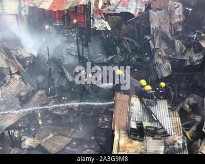 Manila, Philippinen. 08 Okt, 2019. Ein Feuer, das Alert Level erreicht 2 Hits shanty Häuser in Brgy. 779 Zone 85 in Manila. (Foto von Joseph Dacalanio/Pacific Press) Quelle: Pacific Press Agency/Alamy leben Nachrichten Stockfoto