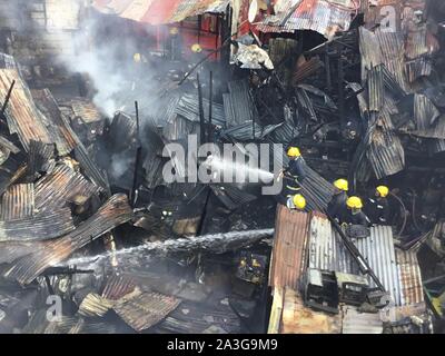 Manila, Philippinen. 08 Okt, 2019. Ein Feuer, das Alert Level erreicht 2 Hits shanty Häuser in Brgy. 779 Zone 85 in Manila. (Foto von Joseph Dacalanio/Pacific Press) Quelle: Pacific Press Agency/Alamy leben Nachrichten Stockfoto