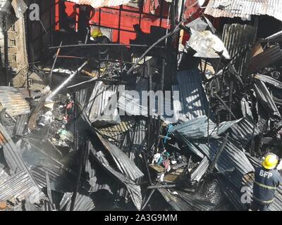 Manila, Philippinen. 08 Okt, 2019. Ein Feuer, das Alert Level erreicht 2 Hits shanty Häuser in Brgy. 779 Zone 85 in Manila. (Foto von Joseph Dacalanio/Pacific Press) Quelle: Pacific Press Agency/Alamy leben Nachrichten Stockfoto