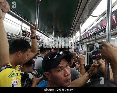 Manila, Philippinen. 08 Okt, 2019. Die Passagiere am Zug auf Rush hour zu quetschen. Eine Aktivisten sagte, eine "Krise" ist, zehntausende Fahrgäste in der Metro Manila nach drei Stationen der Light Rail Transit (LRT-2) für neun Monate in der Nähe bleiben kann nach einem Brand der Transformator in der vergangenen Woche wegen mechanischer Probleme getroffen. (Foto von Joseph Dacalanio/Pacific Press) Quelle: Pacific Press Agency/Alamy leben Nachrichten Stockfoto