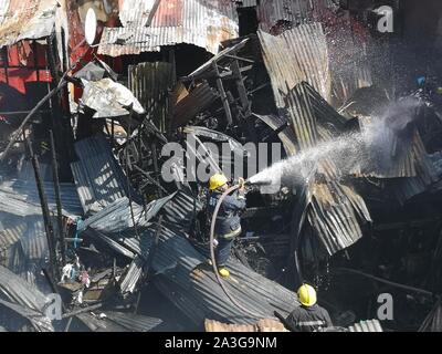 Manila, Philippinen. 08 Okt, 2019. Ein Feuer, das Alert Level erreicht 2 Hits shanty Häuser in Brgy. 779 Zone 85 in Manila. (Foto von Joseph Dacalanio/Pacific Press) Quelle: Pacific Press Agency/Alamy leben Nachrichten Stockfoto