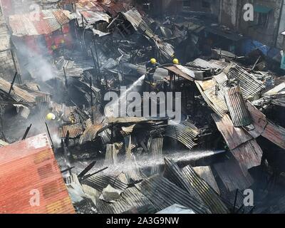 Manila, Philippinen. 08 Okt, 2019. Ein Feuer, das Alert Level erreicht 2 Hits shanty Häuser in Brgy. 779 Zone 85 in Manila. (Foto von Joseph Dacalanio/Pacific Press) Quelle: Pacific Press Agency/Alamy leben Nachrichten Stockfoto