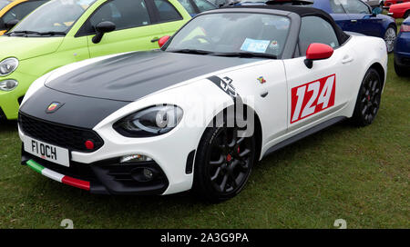 Three-Quarter Vorderansicht von 2017, Abarth 124 Spider auf Anzeige in der Auto Club Zone der Silverstone Classic 2019 Stockfoto