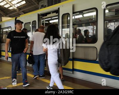 Manila, Philippinen. 08 Okt, 2019. Die Passagiere am Zug auf Rush hour zu quetschen. Eine Aktivisten sagte, eine "Krise" ist, zehntausende Fahrgäste in der Metro Manila nach drei Stationen der Light Rail Transit (LRT-2) für neun Monate in der Nähe bleiben kann nach einem Brand der Transformator in der vergangenen Woche wegen mechanischer Probleme getroffen. (Foto von Joseph Dacalanio/Pacific Press) Quelle: Pacific Press Agency/Alamy leben Nachrichten Stockfoto