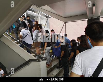 Manila, Philippinen. 08 Okt, 2019. Passagiere Anstehen in den Zug zur Rush Hour. Eine Aktivisten sagte, eine "Krise" ist, zehntausende Fahrgäste in der Metro Manila nach drei Stationen der Light Rail Transit (LRT-2) für neun Monate in der Nähe bleiben kann nach einem Brand der Transformator in der vergangenen Woche wegen mechanischer Probleme getroffen. (Foto von Joseph Dacalanio/Pacific Press) Quelle: Pacific Press Agency/Alamy leben Nachrichten Stockfoto