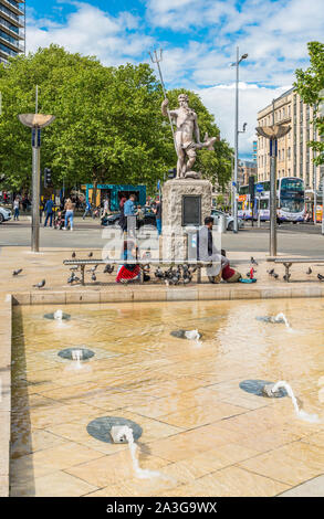 Das Zentrum Promenade mit Springbrunnen und Statue des Neptun, die St. Augustine's Parade, Bristol, Avon, England, Vereinigtes Königreich, Europa Stockfoto