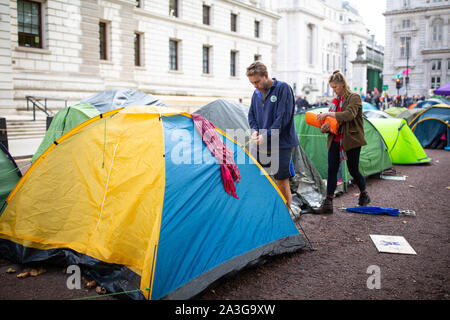 Die demonstranten Pitch Up Zelte auf Whitehall während eines Aussterben Rebellion (XR) Klimawandel Protest in Central London. Stockfoto