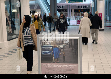 Hull in England. Princess Quay Shopping Centre Hull HIP-Fest 2019 Fotos International Festival im neuen Einkaufszentrum Ausstellung "Rumpf Reisen Süd" von Homer Sykes. 2010 s HOMER SYKES Stockfoto