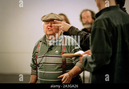 Mickey Rooney, Holywood Schauspieler, der in über 300 Filmen erschienen, hält eine schottische Actors Studio Workshop über drei Tage, auf Ein Sommernachtstraum, in Glasgow, Schottland, im Februar 1996. Stockfoto