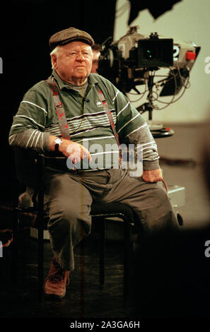 Mickey Rooney, Holywood Schauspieler, der in über 300 Filmen erschienen, hält eine schottische Actors Studio Workshop über drei Tage, auf Ein Sommernachtstraum, in Glasgow, Schottland, im Februar 1996. Stockfoto