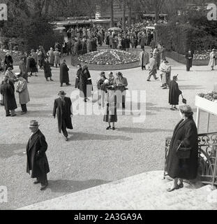 1950, historische, racegoers an der Pferderennbahn Longchamp, Bois de Boulogne, Paris, Frankreich, die Heimat der berühmten Flachbild Rasse, den "Prix de l'Arc de Triomphe". Stockfoto