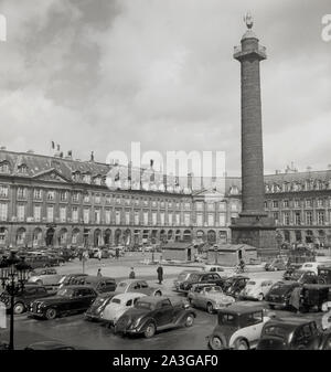 1950er Jahre, Nachkriegszeit und der Blick auf die Place Vendome, Paris, Frankreich Übersicht motorcars der Ära auf dem Platz und der Vendôme-Säule geparkt. Stockfoto