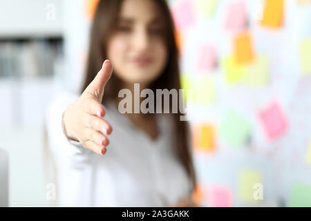 Freundliche weibliche Angestellte einladende Business Partner Stockfoto