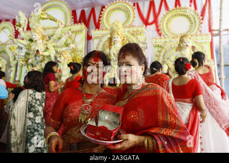 Dhaka, Bangladesch. 8. Oktober, 2019. Hindu devotees Vermillion auf jedem anderen Abstrich bei Sindoor Khela am letzten Tag der Durga Puja in Dhaka, Bangladesch, 8. Oktober 2019. Durga Puja oder Sharadotsav ist eine jährliche Hindu Festival in Südasien, feiert den Gottesdienst der hinduistischen Göttin Durga. Die jährliche 5-tägige hinduistische Fest zu Ehren der Göttin Durga, die Kraft und den Sieg des Guten über das Böse in der hinduistischen Mythologie symbolisiert. Credit: Suvra Kanti Das/ZUMA Draht/Alamy leben Nachrichten Stockfoto