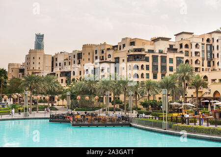 Der Souk Al Bahar Im Downtown Dubai vor die Dubai Fountain mit fantastischen Wasser anzeigen, mit vielen Geschäften und tollen Rest entfernt Stockfoto