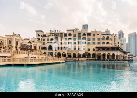 Der Souk Al Bahar Im Downtown Dubai vor die Dubai Fountain mit fantastischen Wasser anzeigen, mit vielen Geschäften und tollen Rest entfernt Stockfoto