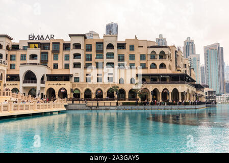 Der Souk Al Bahar Im Downtown Dubai vor die Dubai Fountain mit fantastischen Wasser anzeigen, mit vielen Geschäften und tollen Rest entfernt Stockfoto