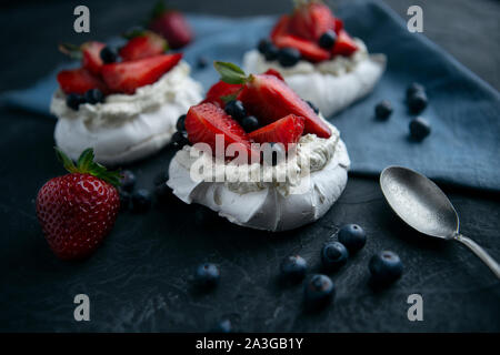 Nachtisch süß rot weiß lecker Stockfoto