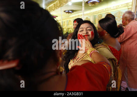 Dhaka, Bangladesch. 8. Oktober, 2019. Hindu devotees Vermillion auf jedem anderen Abstrich bei Sindoor Khela am letzten Tag der Durga Puja in Dhaka, Bangladesch, 8. Oktober 2019. Durga Puja oder Sharadotsav ist eine jährliche Hindu Festival in Südasien, feiert den Gottesdienst der hinduistischen Göttin Durga. Die jährliche 5-tägige hinduistische Fest zu Ehren der Göttin Durga, die Kraft und den Sieg des Guten über das Böse in der hinduistischen Mythologie symbolisiert. Credit: Suvra Kanti Das/ZUMA Draht/Alamy leben Nachrichten Stockfoto