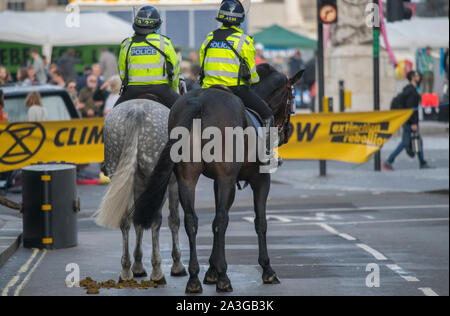 Westminster, London, Großbritannien. 8. Oktober 2019. Aussterben Rebellion Aktivisten blockieren Straßen in der Gegend von Westminster in einem zweiten Tag für Klimawandel Demonstrationen. Trafalgar Square bleibt für den Verkehr gesperrt. Credit: Malcolm Park/Alamy Leben Nachrichten. Stockfoto