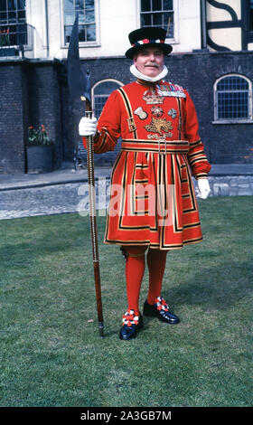 1960, historische Bild von Yeoman Warder in Tudor Zustand Kleid. Die warders sind zeremonielle Wächter der Festung der Tower von London, eine Pflicht, zurückgehend auf Tudor times. Alle warders sind von den bewaffneten Foreces der Commonwealth Realms zurückgezogen. Stockfoto