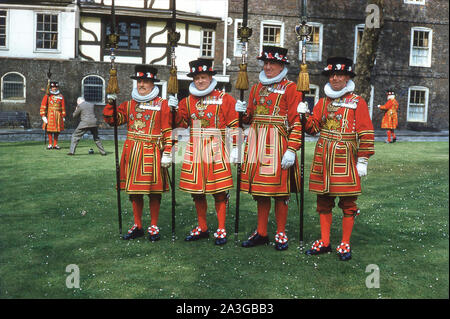 1960, historische Bild von Yeomen Warders in Tudor Zustand Kleid. Die warders sind zeremonielle Wächter der Festung der Tower von London, eine Pflicht, zurückgehend auf Tudor times. Alle warders sind von den bewaffneten Foreces der Commonwealth Realms zurückgezogen. Stockfoto