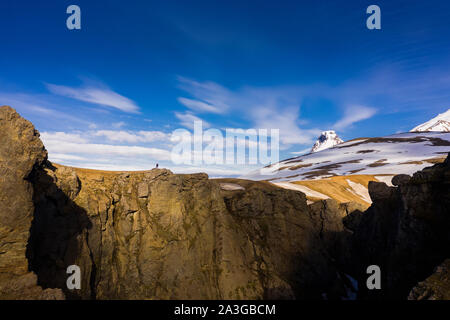 Fotograf fliegen einer Drohne, Asgardsgljufur Canyon, Mt. Kerlingafjol, Central Highlands, Island Stockfoto