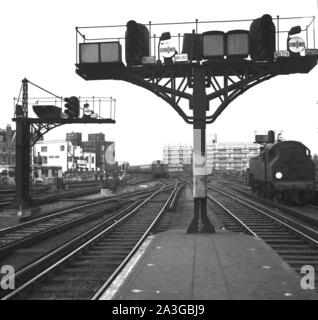 1960, historische, elektronische Signalleuchten und Route Indikatoren auf Clapham Junction Railway Station, London, England, UK. Stockfoto