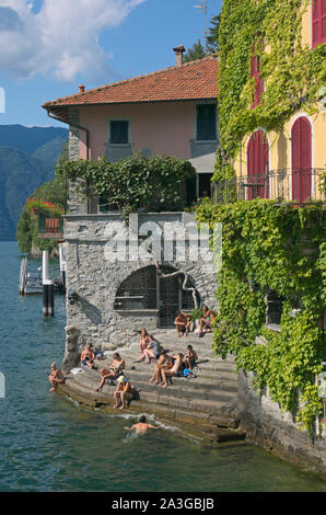 Junge Badegäste in Gravedona am Comer See, Italien Stockfoto