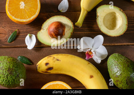 Hintergrund mit exotischen Früchten auf hölzernen Tisch Stockfoto