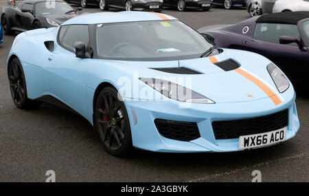 Drei Viertel Vorderansicht einer Blau, 2016, Lotus Evora 400, die auf der 2019 Silverstone Classic Stockfoto